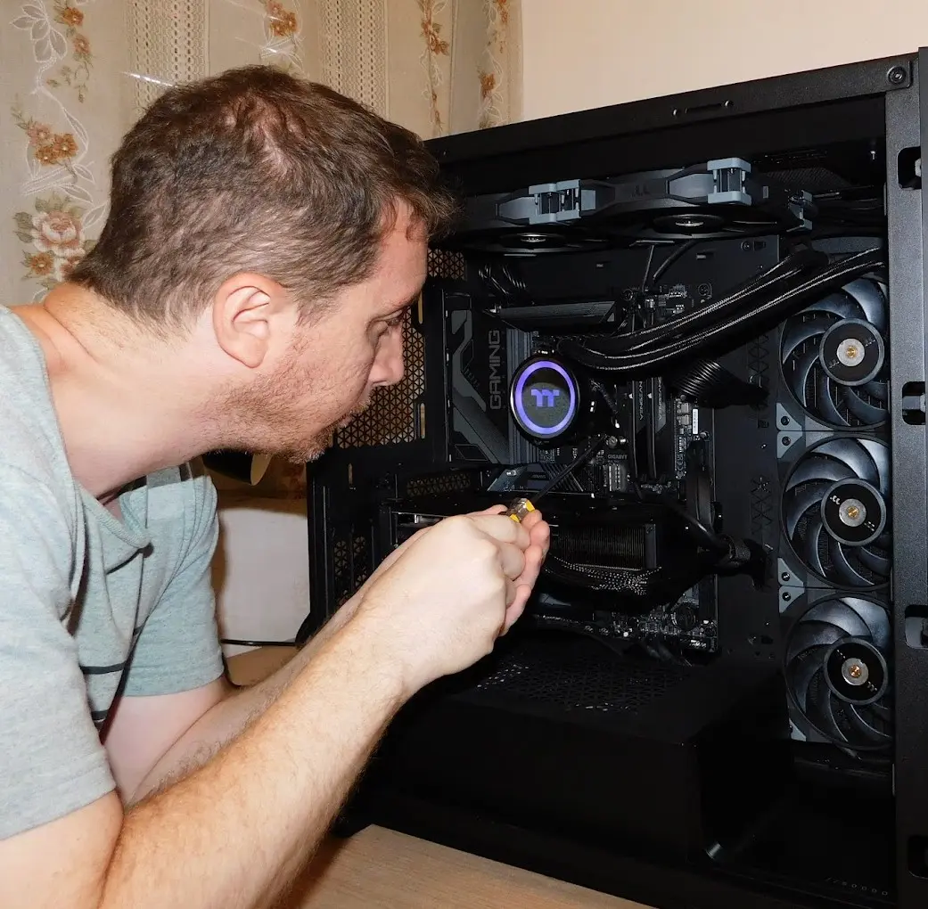 tecnico pc en cordoba realizando limpieza + actualizacion y optimizacion de hardware y software