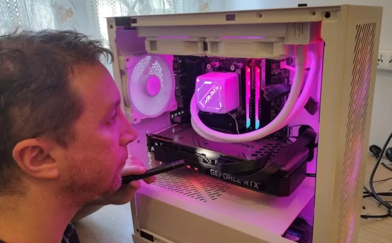 Técnico de PC en Córdoba realizando el armado y mantenimiento de una computadora de escritorio gamer